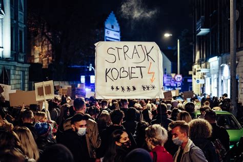 Od zeszłego czwartku nie ustępują ogólnopolskie strajki kobiet nawiązujące do zmian w prawie aborcyjnym